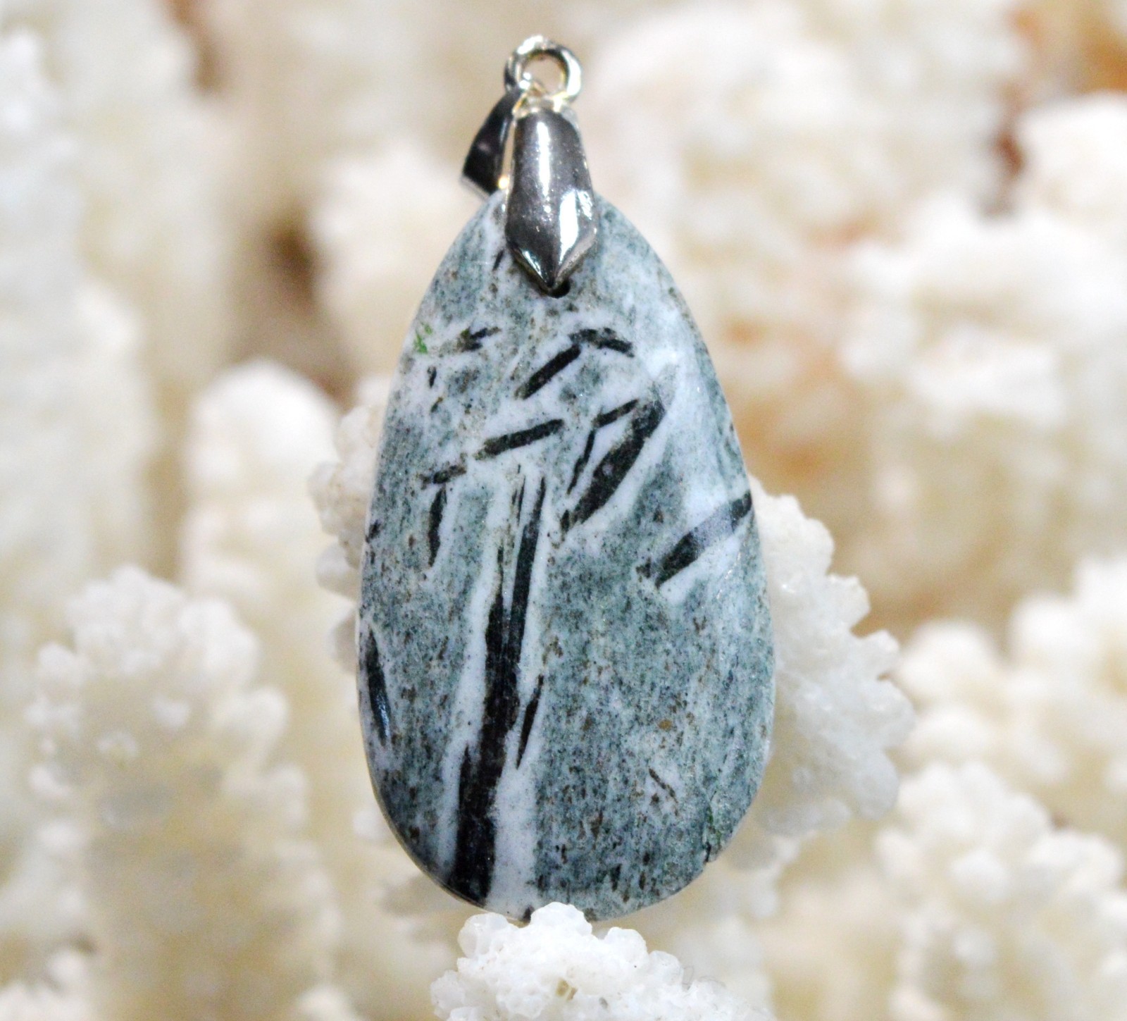Pendentif hornblende et grenat 35 cts pour sublimer vos tenues bohèmes