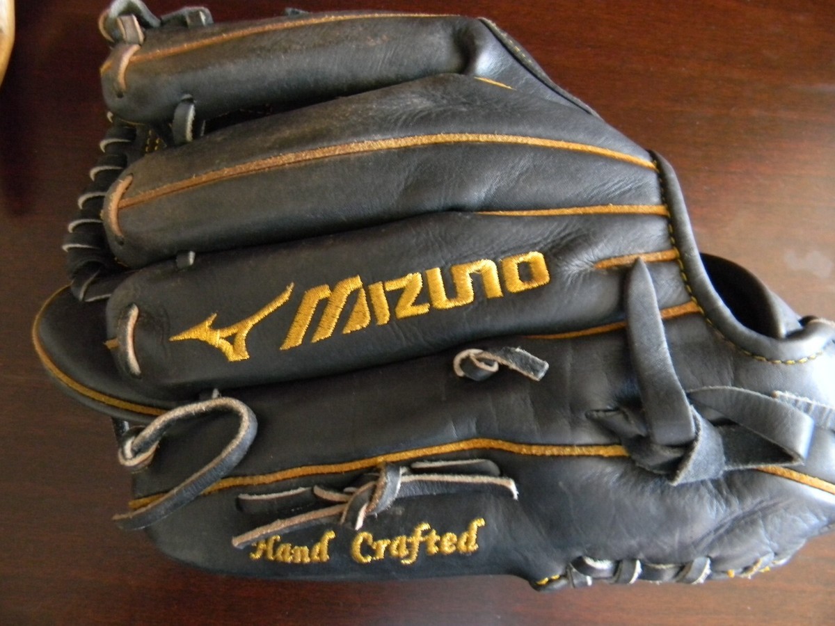 FERNANDO TATIS JR 2020. GAME-USED/ SIGNED MIZUNO FIELDING GLOVE