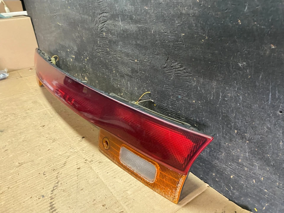 Panel de luz trasera central montado en el maletero Subaru Legacy Wagon 1995 a 1996 U6353 DG Foto 2 de 4