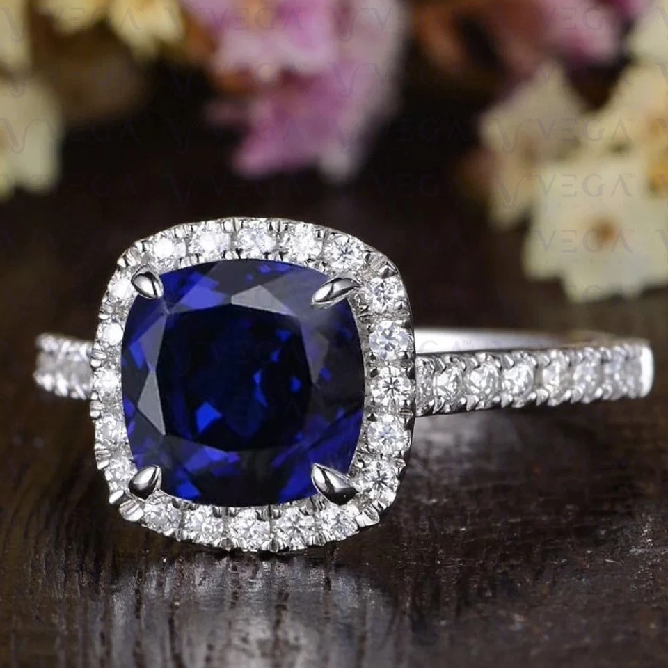 Anillo con halo de diamantes y zafiros naturales talla cojín de 4,50 quilates enchapado en oro blanco de 18 quilates Foto 2 de 4