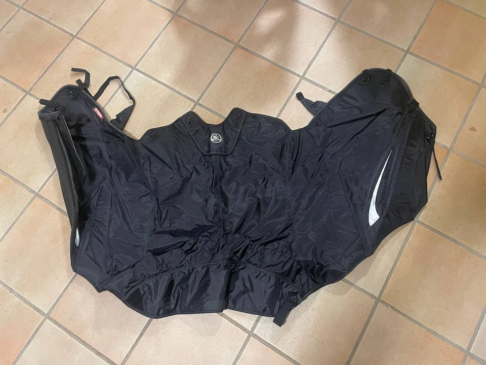 TELO COPRIGAMBE ORIGINALE YAMAHA 34B-W0762-00 PER YAMAHA MAJESTY 400 DAL 2010/12 - Immagine 2 di 2