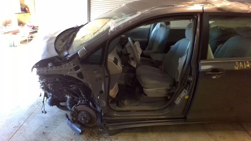 Parabrisas derecho usado se adapta a: Toyota Sienna 2012 pilar derecho grado A Foto 2 de 4