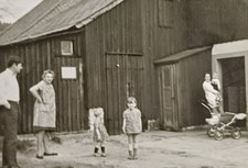 Familie steht vor Scheune Plumpsklo Frauen Mädchen Mann Kinderwagen Baby Foto