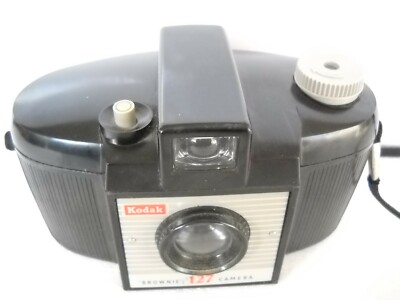 **1950`s KODAK BROWNIE 127 VIEWFINDER ROLL FILM CAMERA IN VERY GOOD CONDITION**