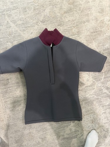 Cynthia Rowley Women’s Short Sleeve Half-Zip Wetsuit Top Gray Burgundy - Picture 1 of 3