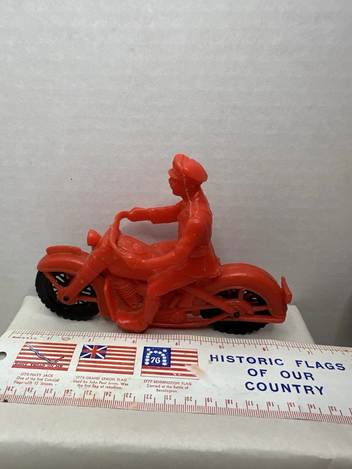 Vintage 1950's Auburn Plástico Vermelho Motocicleta Policial com Motorista e Rodas Pretas 6” - Imagem 3 de 4