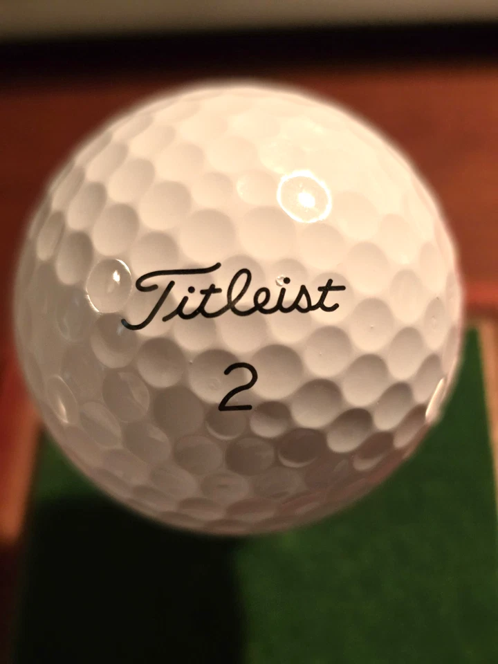 BOLA DE GOLFE MUITO RARA ASSINATURA RICKIE FOWLER RED BULL 2017 LISTA DE TÍTULOS PRO V 1 - Imagem 4 de 4