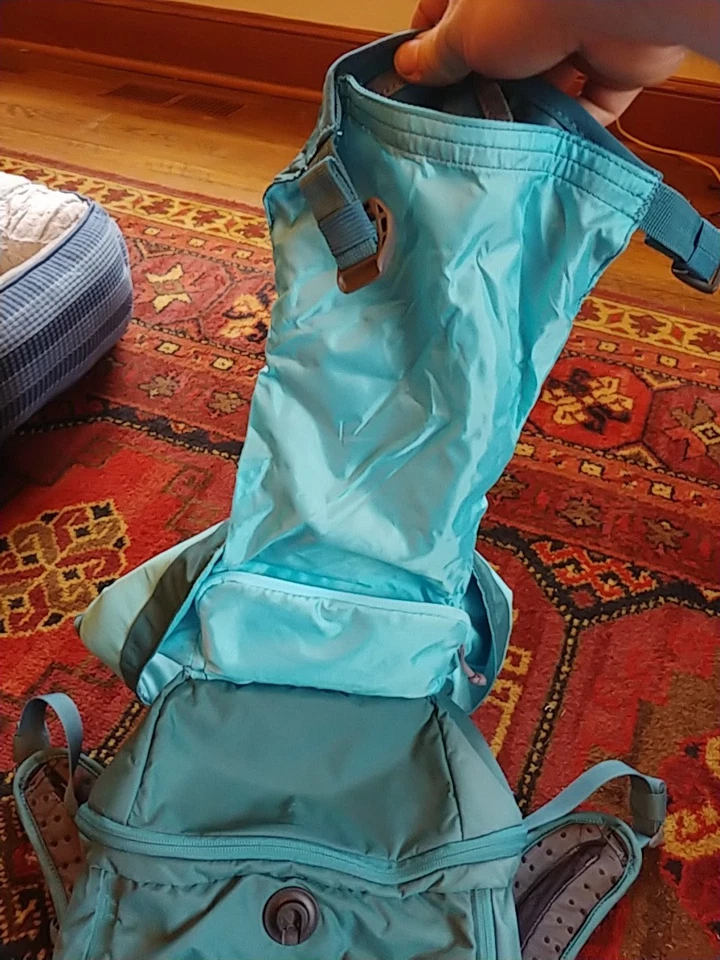 Camelbak L.U.X.E. Paquete de hidratación LR 100 OZ verde azulado y cian NUEVA CUBIERTA DE LLUVIA  Foto 4 de 4