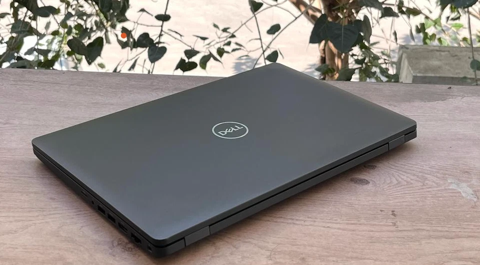 Dell Latitude 5500 -15.6" 8 GB RAM – Festplatte:256 GB NVMe Windows 11 - image 2 of 4