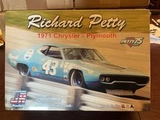 Salvinos JR 1/25 Scale Richard Petty 1971 Plymouth Roadrunner NASCAR