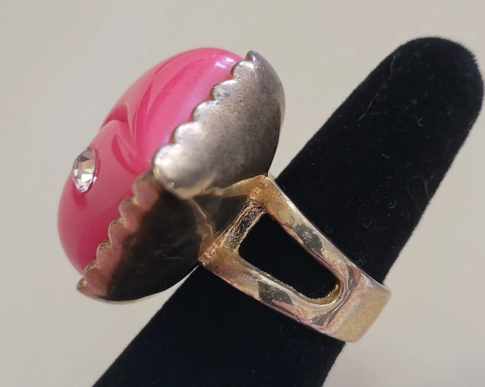 Anillo Betsey Johnson Primera Fecha Labios Rosa Tono Dorado Raro Talla 8 Foto 2 de 4