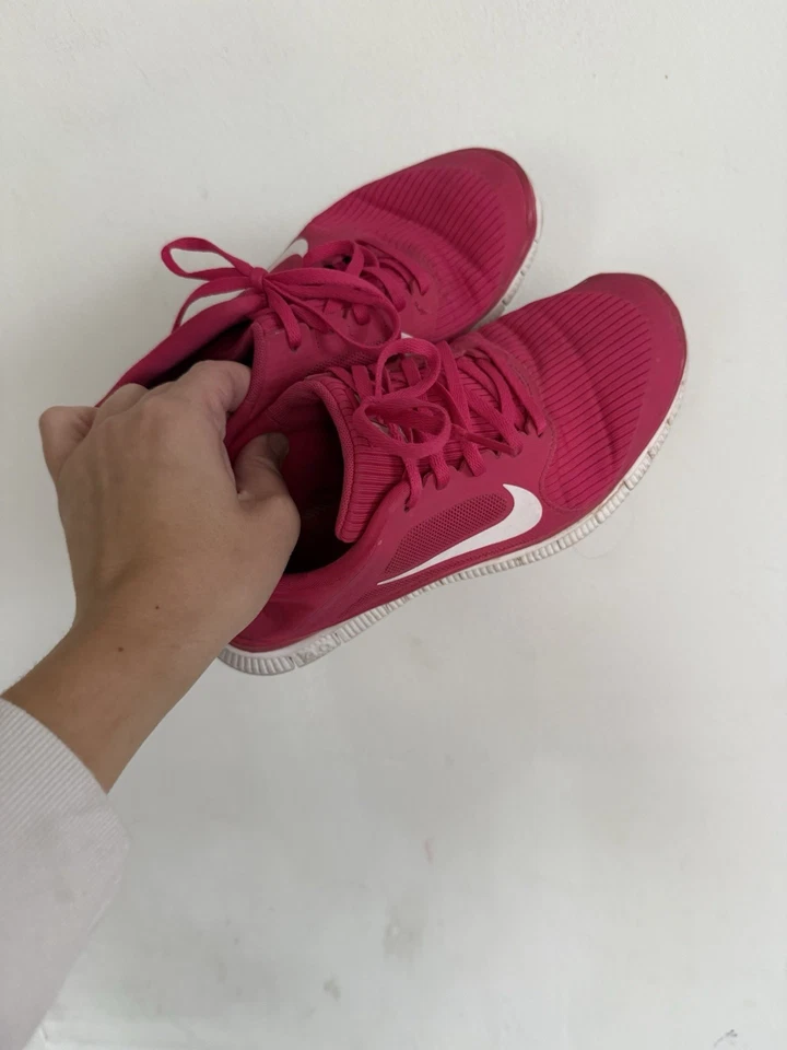 Tenis Nike para mujer rosa libre 4 V3 para correr con cordones, talla US 8 Foto 2 de 4