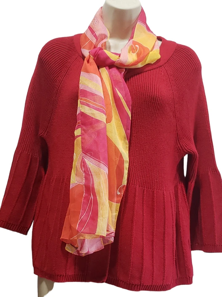 BONITO SUÉTER ROJO INTENSO CON BOTONES PARA UN DÍA FRESCO. LA LONGITUD LO HACE ADELGAZAR Foto 3 de 3