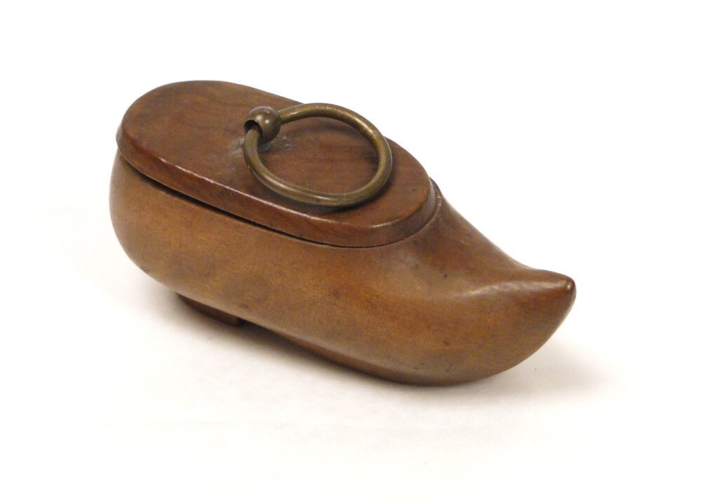 Tabaco Zapato Zueco Madera Esculpida Arte Popular Latón Dorado Siglo XIX