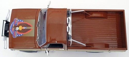 Greenlight 1/18 Scale 13560 - 1982 GMC K-250 Sierra Grande Lee Majors Fall Guy - Picture 3 of 7