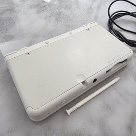 New Nintendo 3DS White Console Excellent Condition! Console Charger Tested