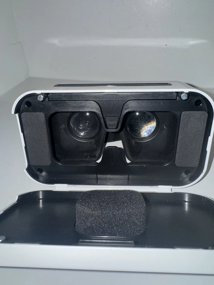Merch Source Black Series Smartphone 360 Reality Headset - Image 2 of 4