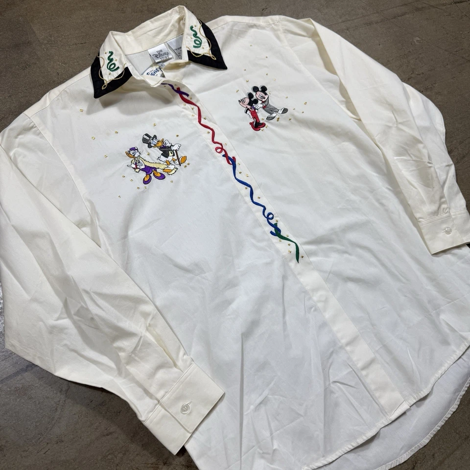 NUEVO CON ETIQUETAS Camisa Vintage Años 90 Disney Store Bordada Mickey Minnie Donald Daisy Mediana Foto 3 de 4