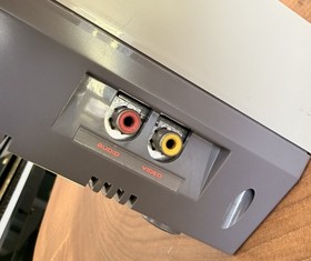 REGULAR NINTENDO CONSOLE NES NES-001 1985 -  BROKEN PARTS OR REPAIR