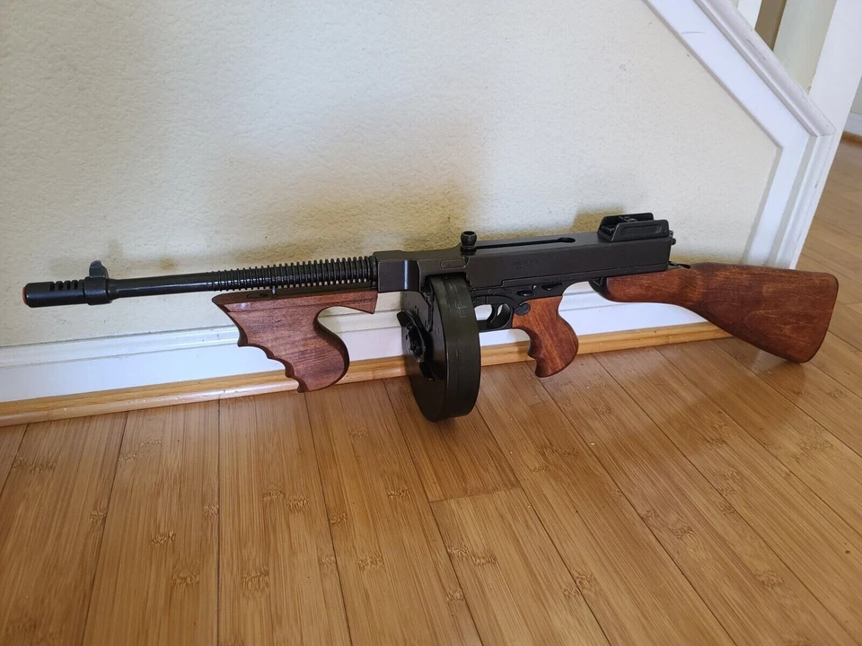 THOMPSON Al Capone Tommy Gun SUBMETRALLADORA SIN DISPARAR 1928 réplica en stock Foto 3 de 3