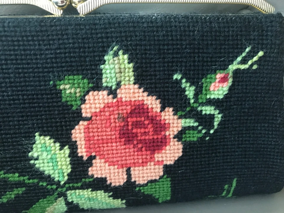 Bolso de mano vintage años 60 negro hilo pesado bordado diseñado en delicadas rosas Foto 3 de 4
