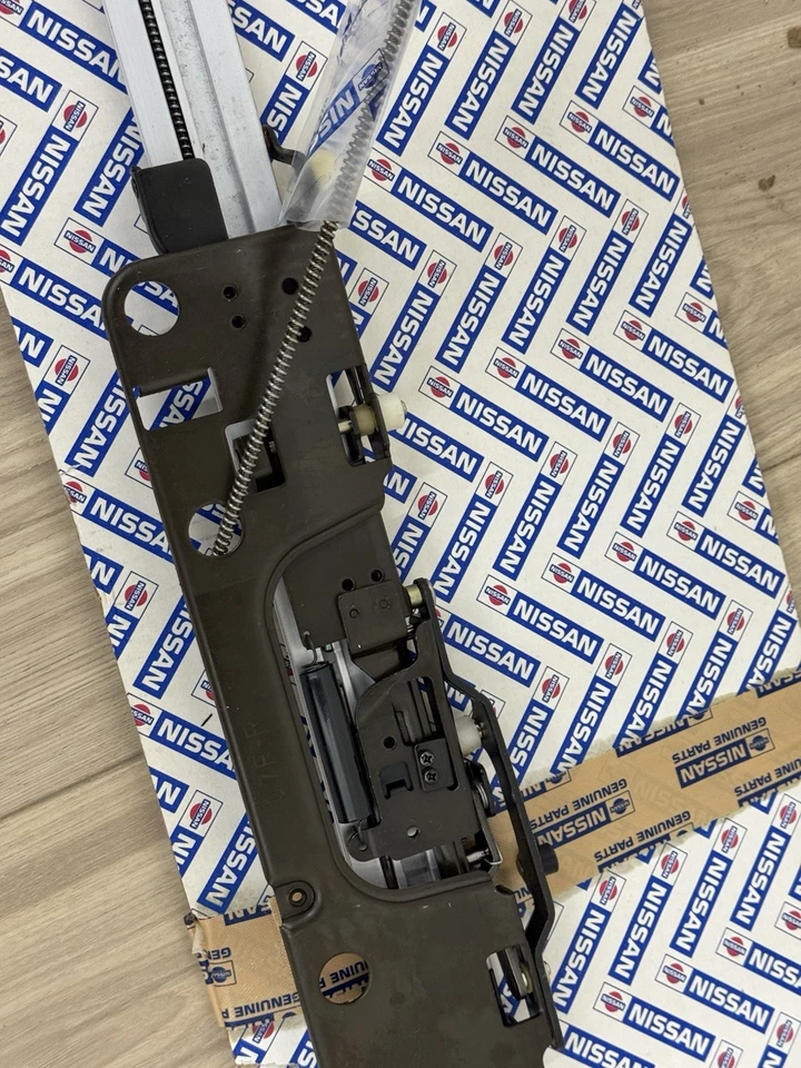 Nissan 200SX 1984-1988 pasajero techo corredizo derecho guía NOS 73660-07F00 Foto 3 de 4