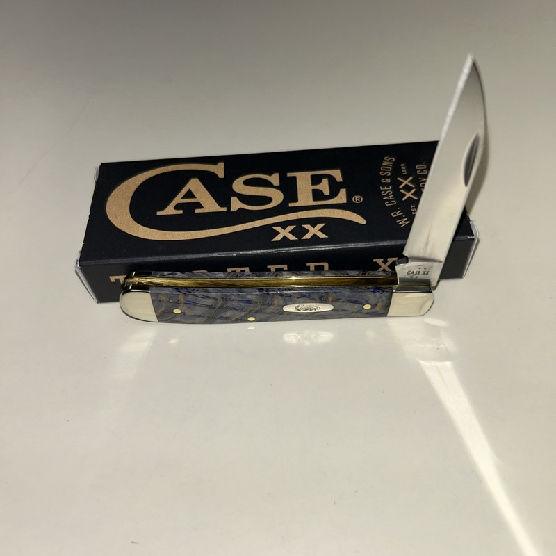 CASE XX #47491 BLUE CURLY OAK WOOD SMOOTH MINI TRAPPER SS