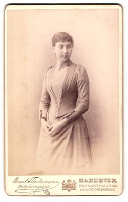 Photograph Emil Tiedemann, Hanover, Ernst-August-Platz 6, lady in elegant class 