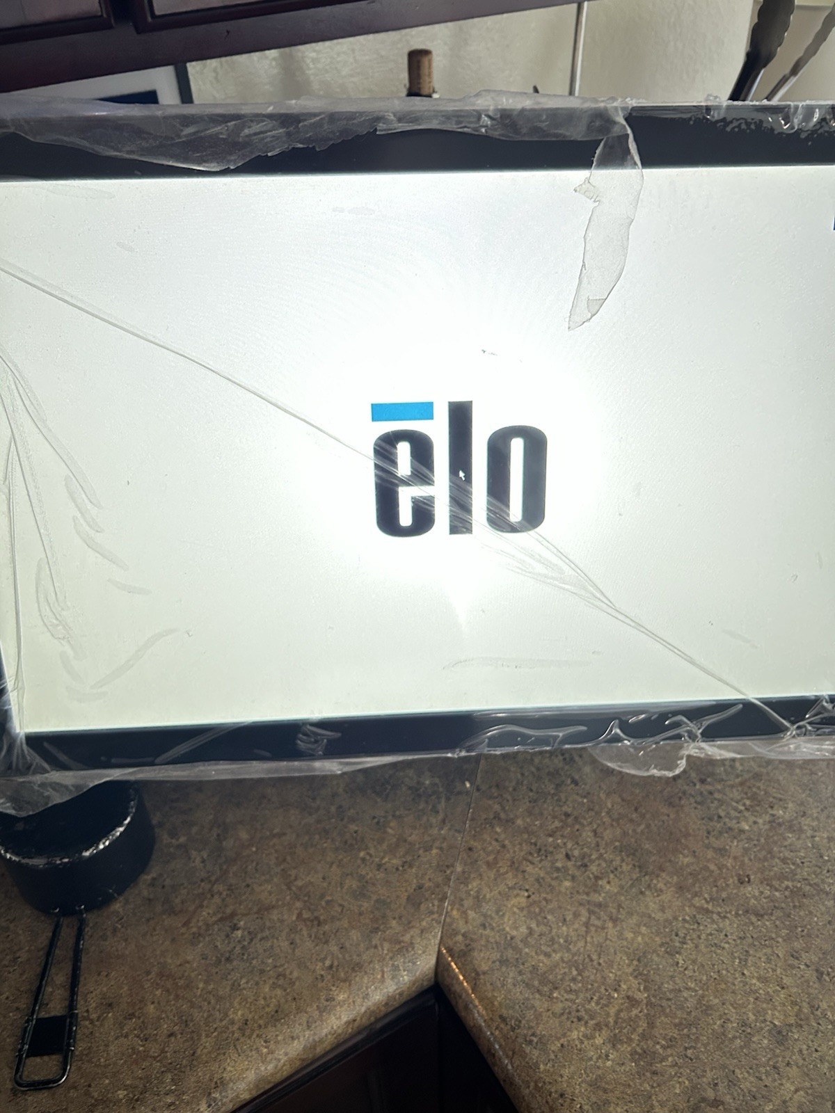 Elo ESY22i3 21.5'' 8GB 128GB SSD W10 1080P POS Plastic Still On Screen