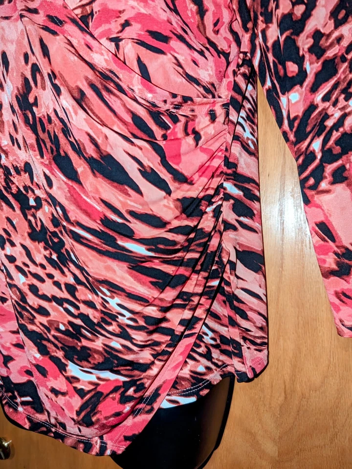 JENNIFER LÓPEZ Blouse. Petite Large 3/4 Sleeve. V Neck. 1 side Shirred Waistline - Image 4 of 4