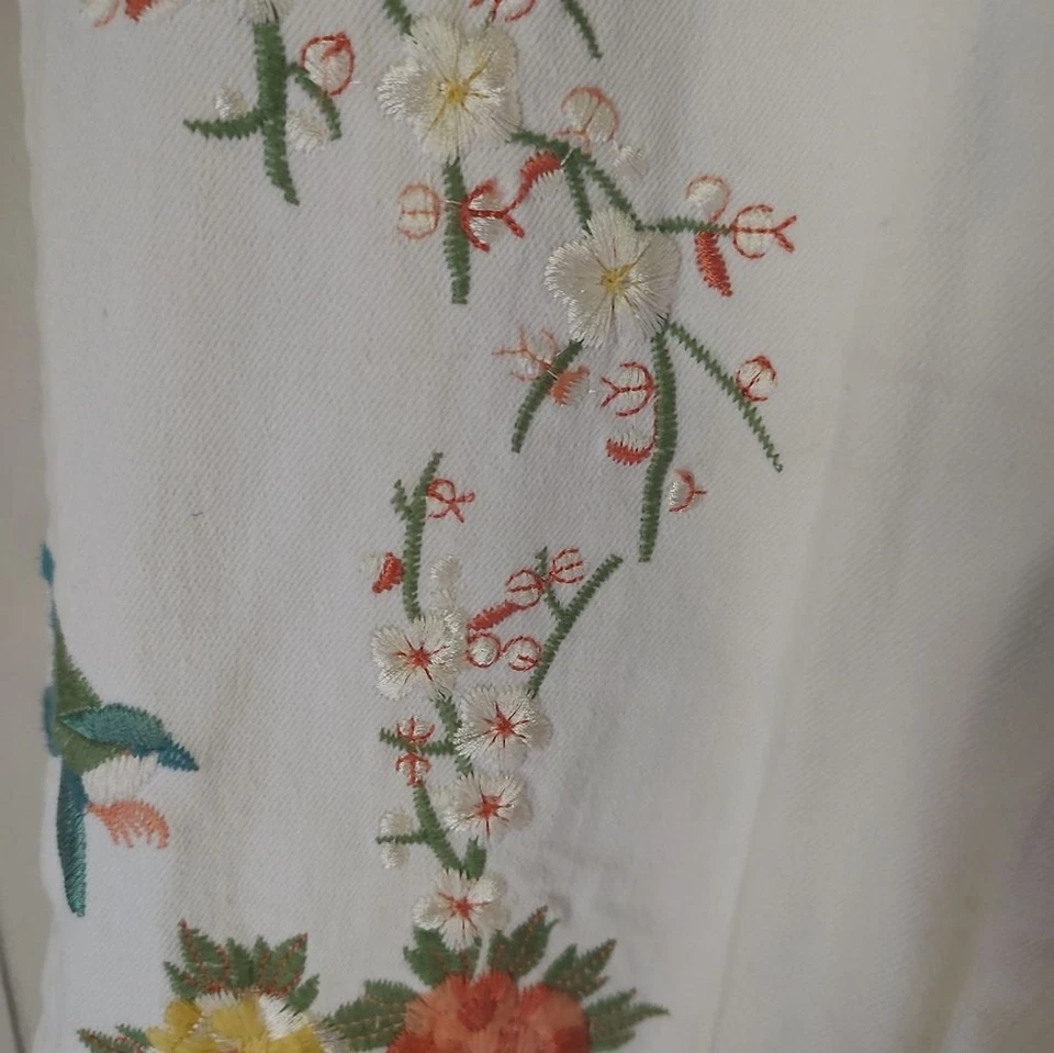 Pantalones de mezclilla Nanette Lepore florales bordados blancos desgastados talla 10 Foto 4 de 4