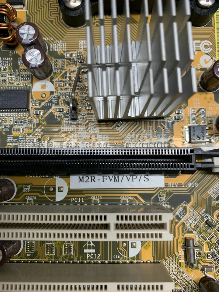 ASUS M2R-FVM/VP/S SOCKET AM2 4x DDR2 2x PCIe 2x PCI microATX - Bild 2 von 3