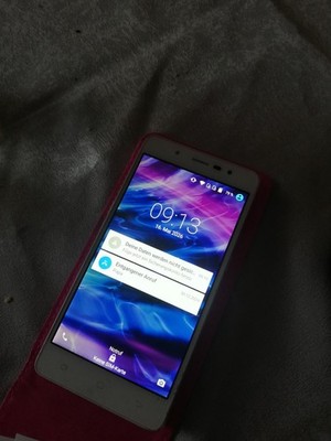 Medion S5004 / 1 GB RAM 16 GB ROM 2xSIM Android 5.1 Display HD 5 Zoll 13 MP Cam.