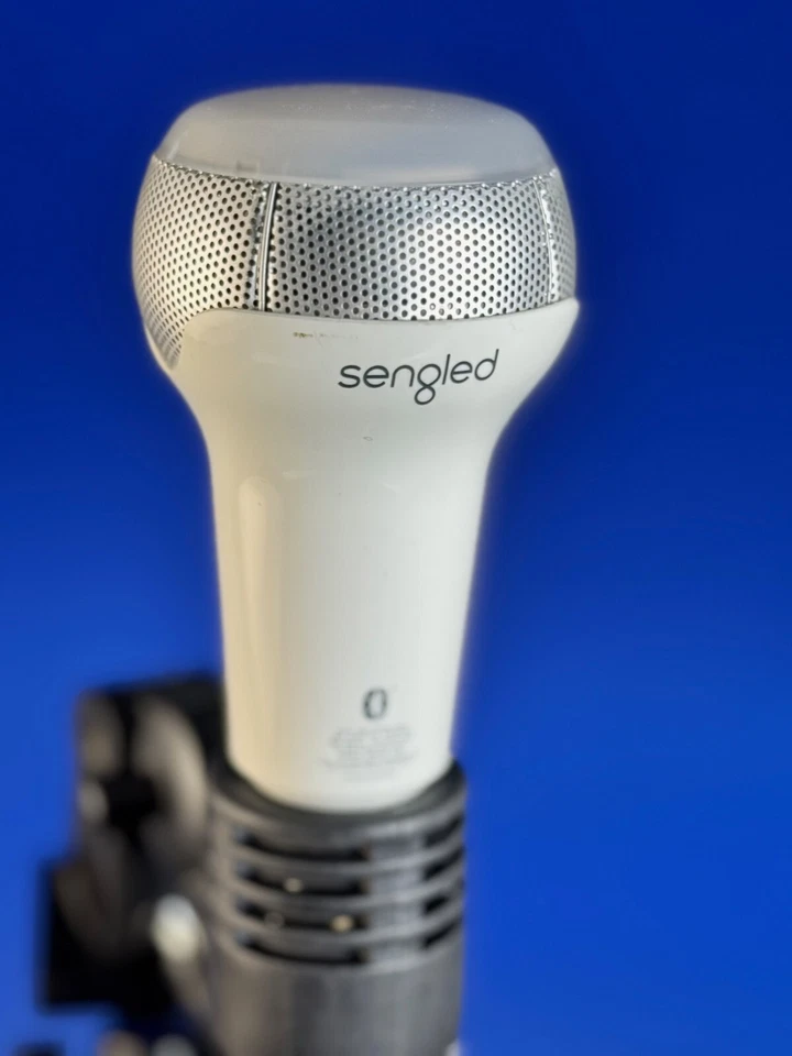 Sengled Solo Combo Altavoz y Bombilla LED Bluetooth Ilumina tu Escritorio y juega Foto 2 de 4
