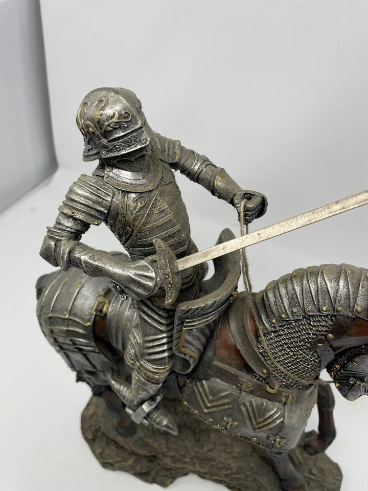 Diseño Toscano Caballeros del Palacio de Blenheim: Escultura de Caballero de Plata Foto 3 de 4