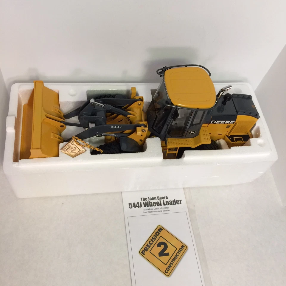 1/16 Precision 2 Ertl JOHN DEERE 544J LOADER -Rare- 2006 model #15774 New in Box - Image 2 of 4
