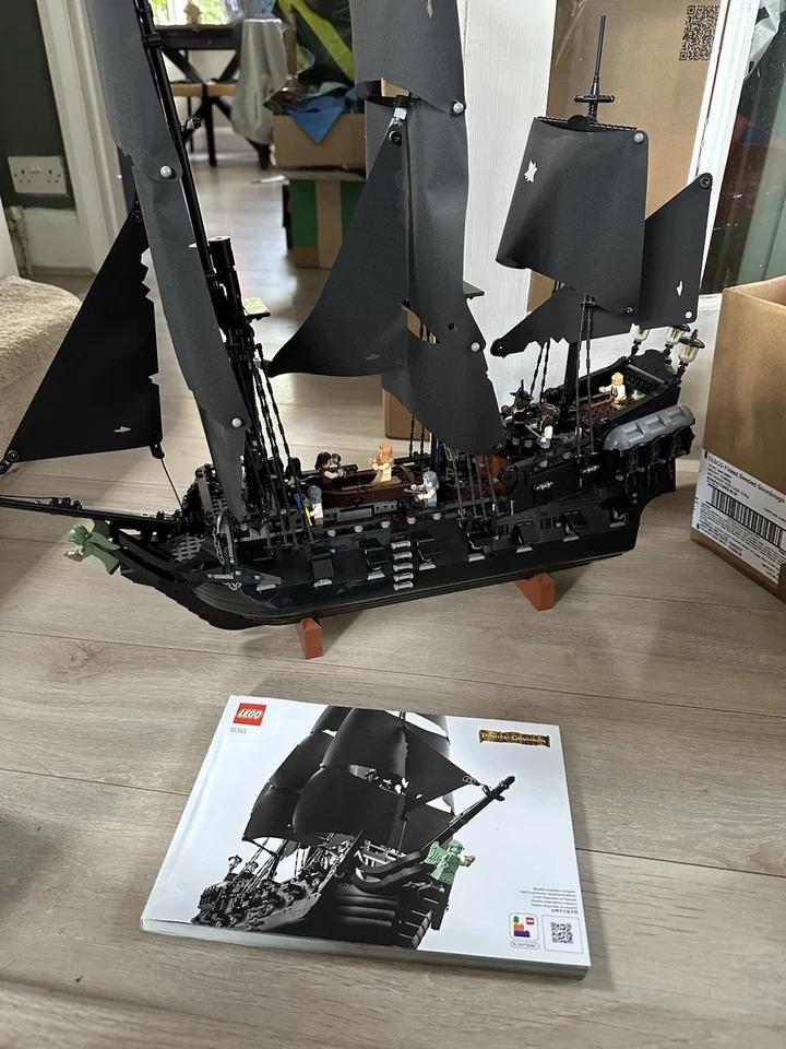 LEGO Icons 10365 Captain Jack Sparrow's Pirate Ship, photo 1 of 5