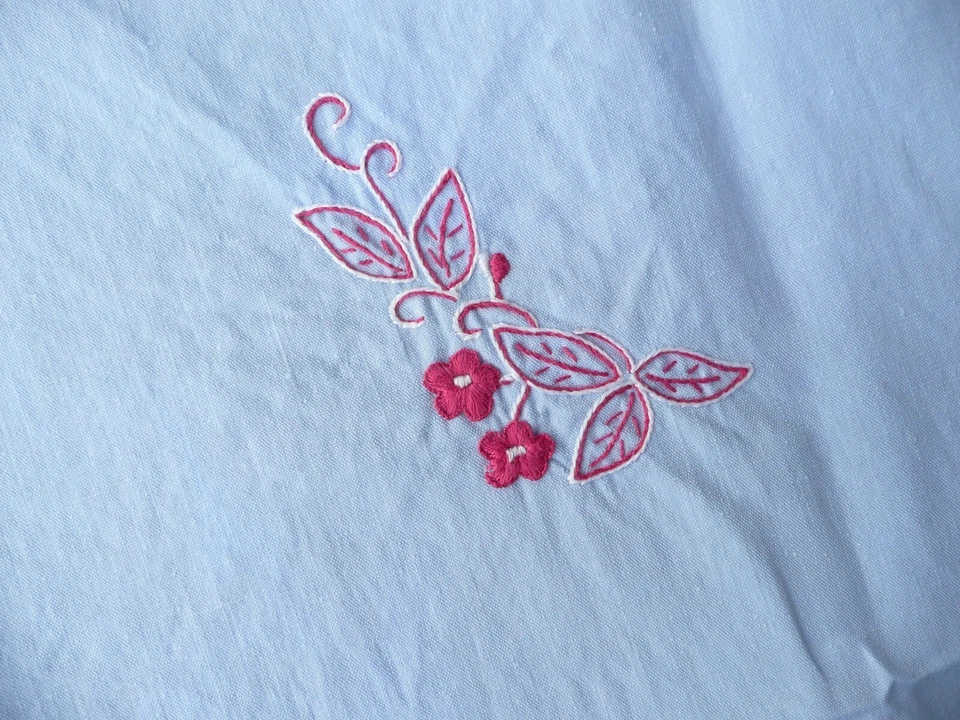 nappe ancienne vintage brodée de fleurs et feuillages entourage dentelle - Photo 3/4