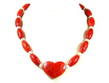 Halskette aus Korallen und Süsswasserperlen mit einem herzförmigen Anhänger