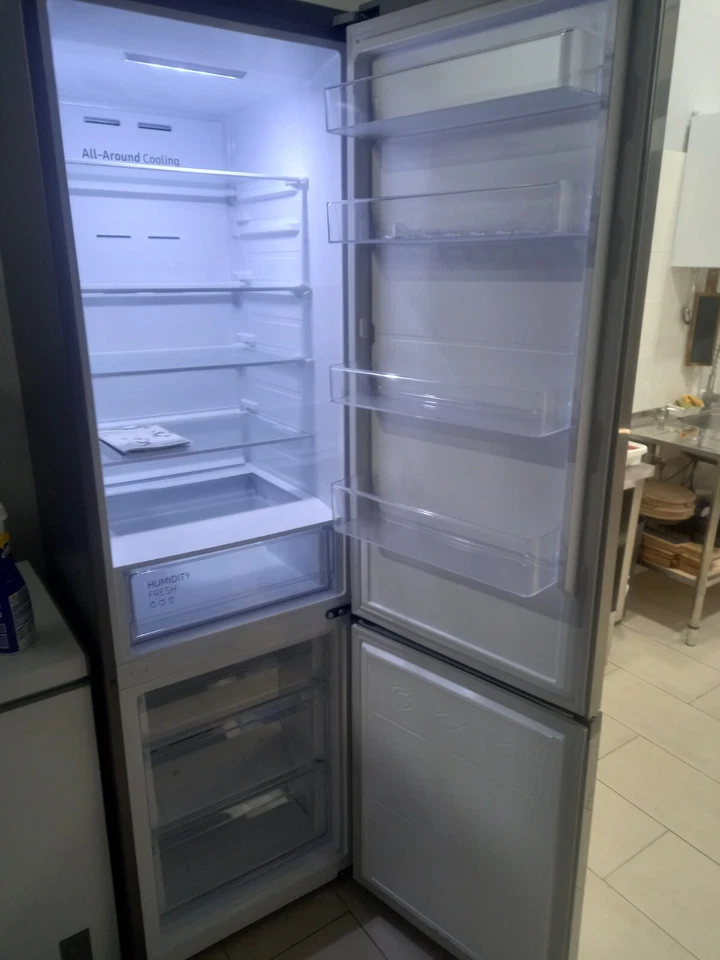 frigorifero samsung in garaziacon con wifi  argento nuovo  - Immagine 2 di 4