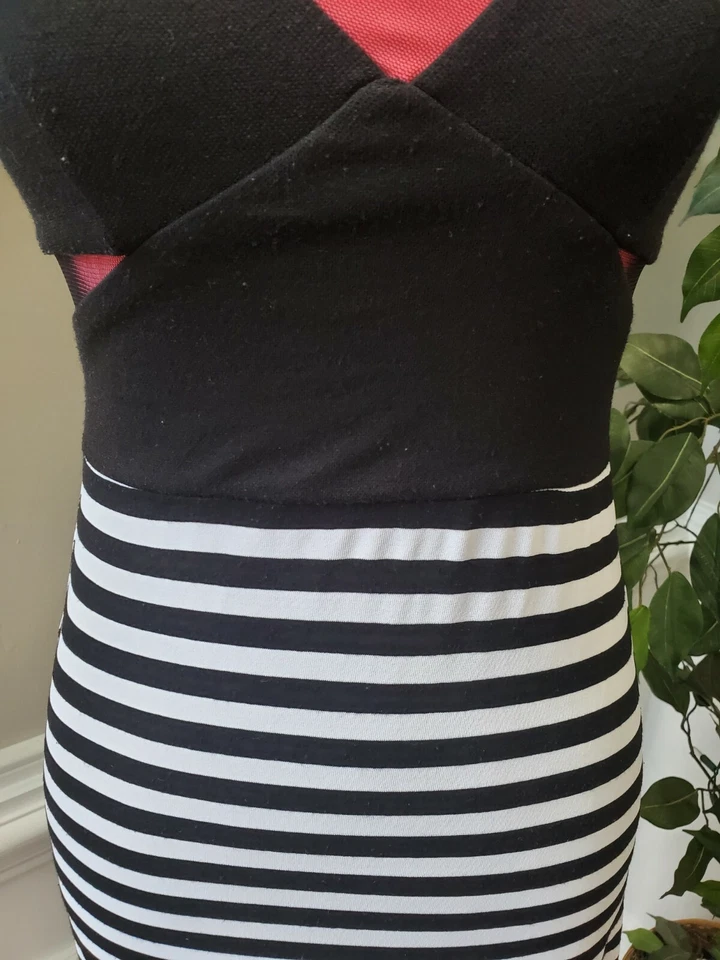 Maxi vestido largo sin mangas de rayón blanco y negro Bebe Plus para mujer talla S Foto 3 de 4