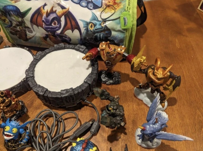 skylanders lote wii 22 figuras 2 portales, bolsa de transporte y libro Foto 4 de 4