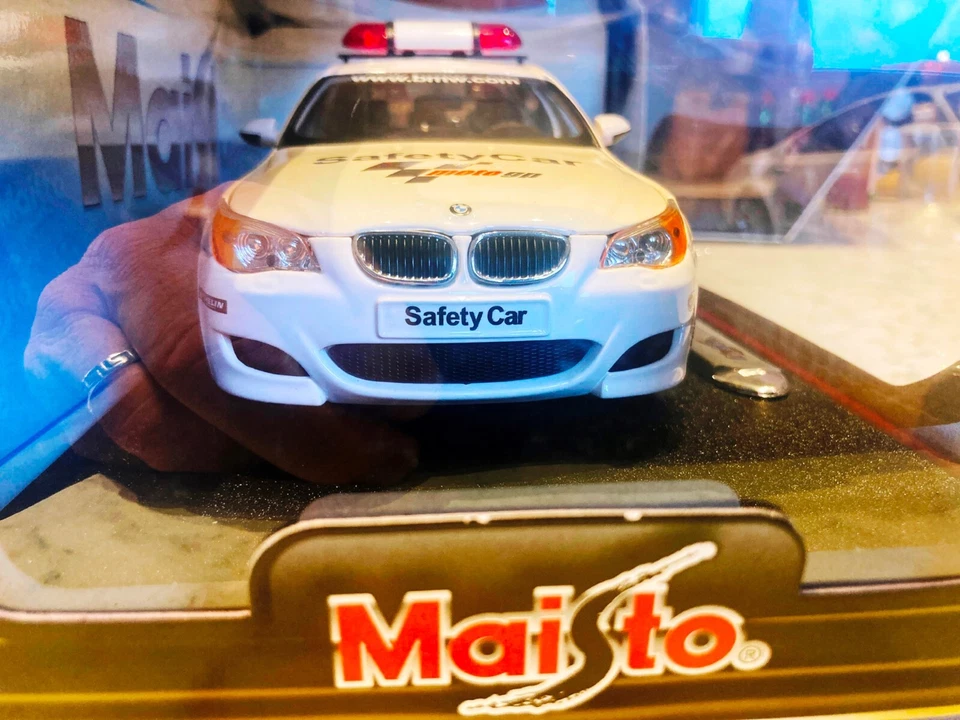 raro BMW M5 Moto GP Safety car 2007 1/18 1:18 MAISTO PREMIERE EDITION  - Imagem 3 de 4
