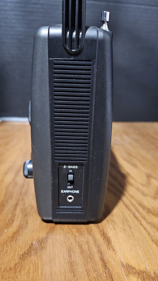 NEW IN BOX Vintage Realistic by Radio Shack AM/FM Portable Radio 12-686 ...