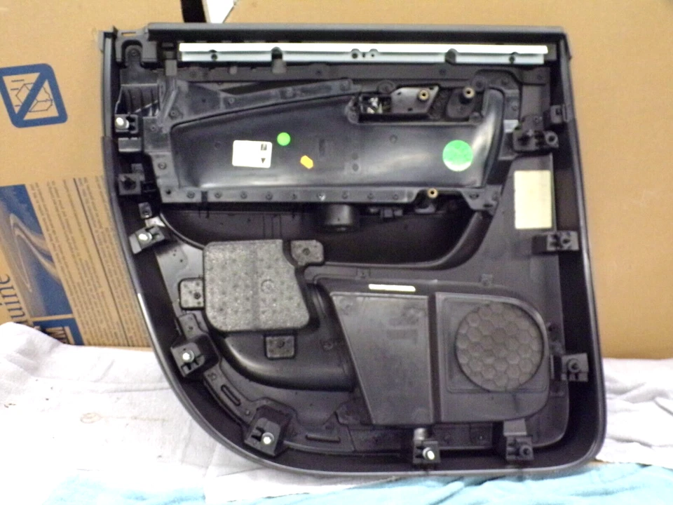 2010 chevy traverse door panel ( passenger rear ) 2010-2017 - Image 3 of 3