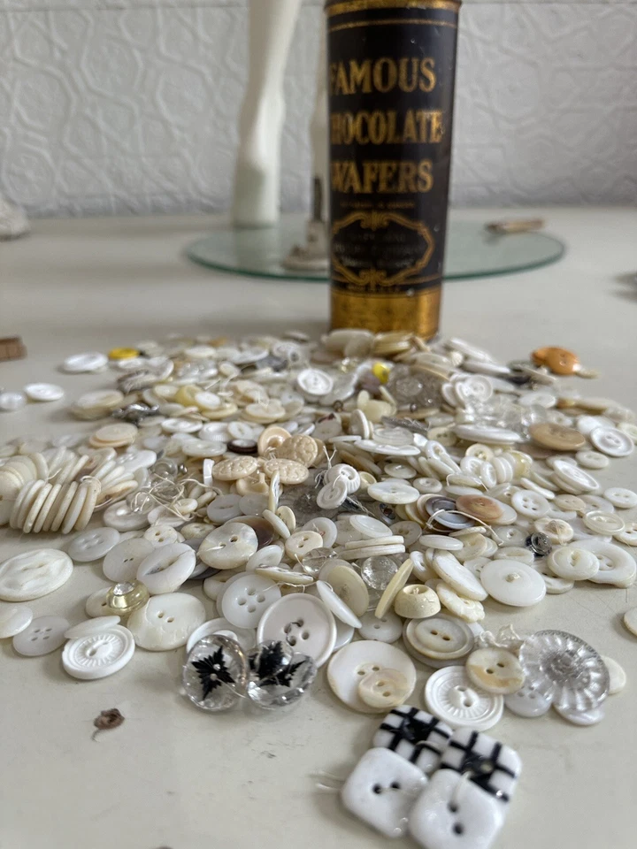 Lote de botones antiguos de 1,5 libras-madre perla-vidrio-tallado-corte-blanco-claro- Foto 2 de 4