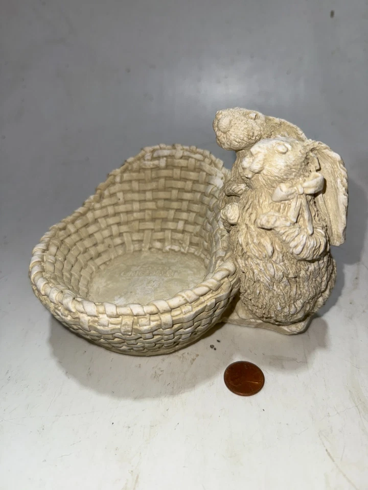 Conejos de cerámica con cesta originales de California Foto 2 de 4