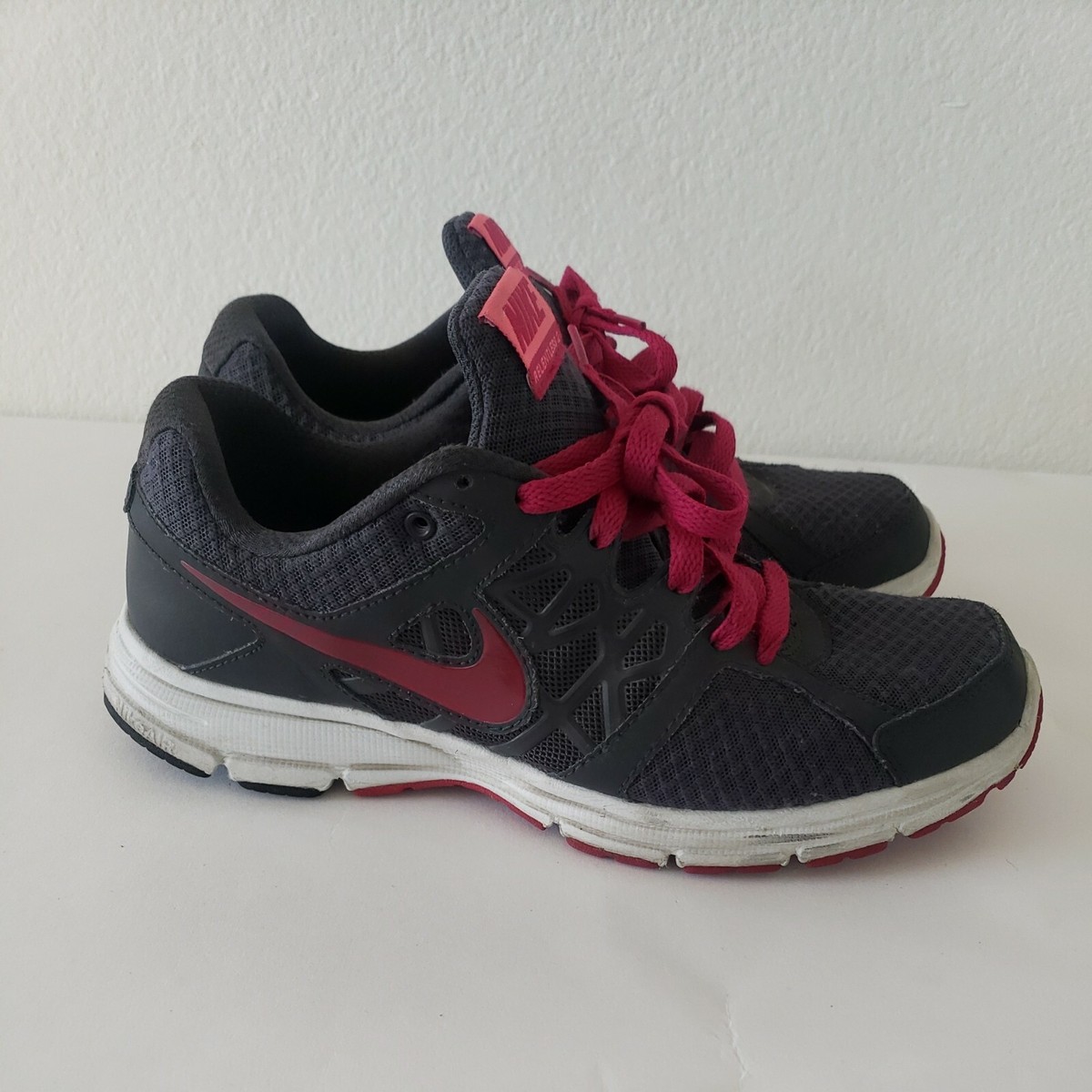 Nike Women's Air Relentless 2 Size 9.5 Gray Magenta Sneakers