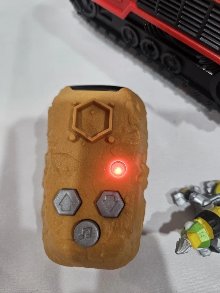 DreamWorks Dinotrux Reptool Control Ty Rux Vehículo RC - Rojo 14” con Figura Revvit Foto 2 de 4