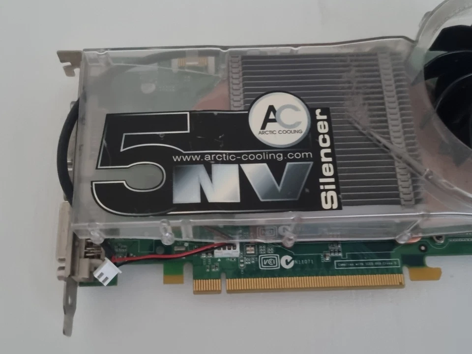 Scheda grafica Nvidia GeForce 7800 GTX e dissipatore Arctic Cooling NV Silencer - Immagine 2 di 4